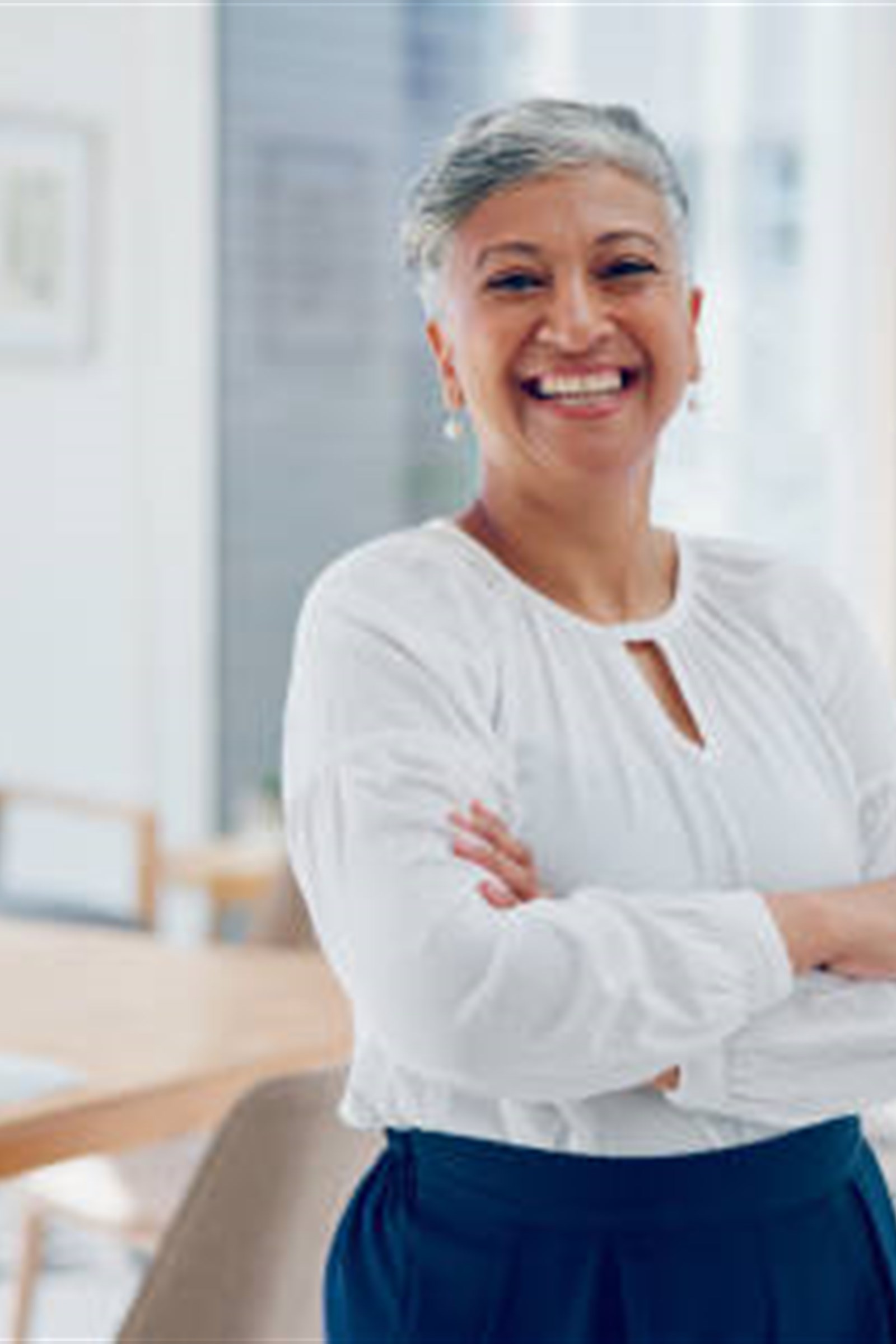 Mulher madura sorrindo durante cuidado pessoal simples